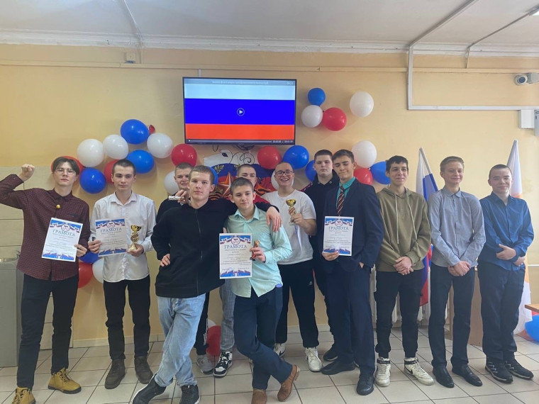 Соревнование по армрестлингу.